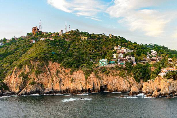 The rock La Quebrada, one of the most famous tourist attractions in Acapulco, Mexico. - El clima en Jalisco: calor sofocante este domingo 11 de mayo