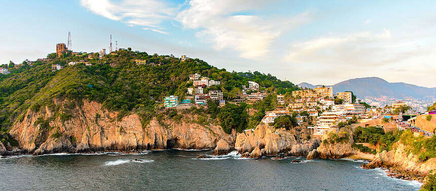 The rock La Quebrada, one of the most famous tourist attractions in Acapulco, Mexico. - El clima en Jalisco: calor sofocante este domingo 11 de mayo